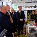 18. oktober: Kong Harald tar del i markeringen Naturvernforbundets 100-årsjubileum. Her møter han Miljøagentene i Bergen (Foto: Naturvernforbundet).
